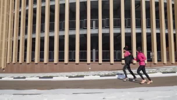 丸みを帯びた建物に向かってジョギングをフィット — ストック動画