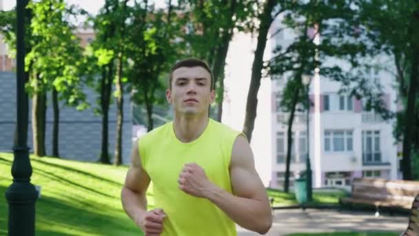 Jogger exercitando no parque em câmera lenta — Vídeo de Stock