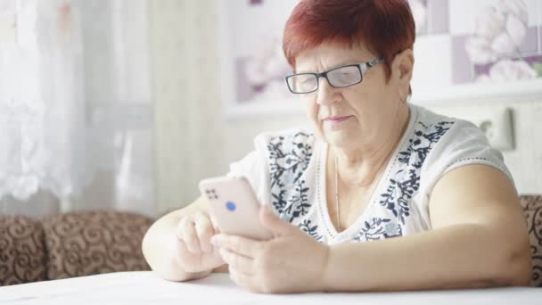 Kvinnlig pensionär surfa internet på smartphone — Stockvideo