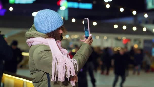 Fekete lány blogger felvétel videó korcsolyázók a pályán — Stock videók