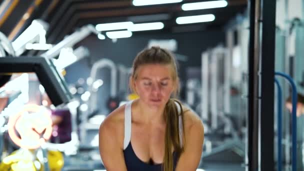 Adatta donna che lavora con kettlebell in palestra — Video Stock