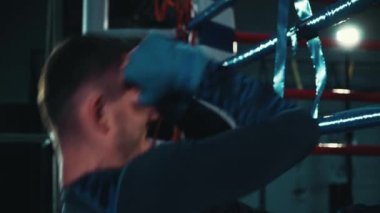 Adam boks ringinde çalışıyor.