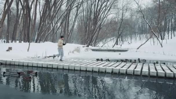 Jogger auf Brücke im Winterpark — Stockvideo