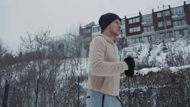 Mann joggt im Winter in Zeitlupe — Stockvideo