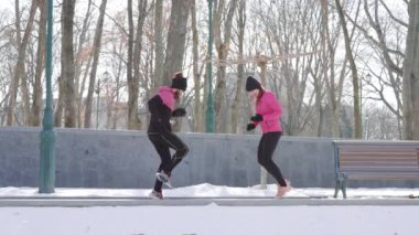 Yavaş çekim koşucuları parkta ısınıyor.