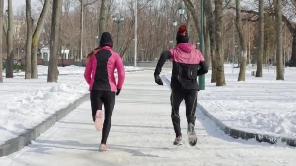 Zpomalení lidé jogging spolu v zimě — Stock video