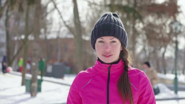 Πορτρέτο της γυναίκας στο χειμερινό πάρκο — Αρχείο Βίντεο