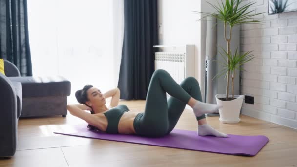 Fit femme faire des exercices abdominaux à la maison — Video