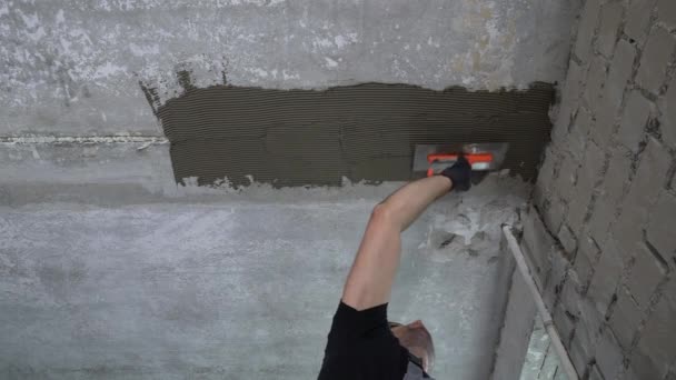 Worker applying putty between slabs on ceiling — Stock Video