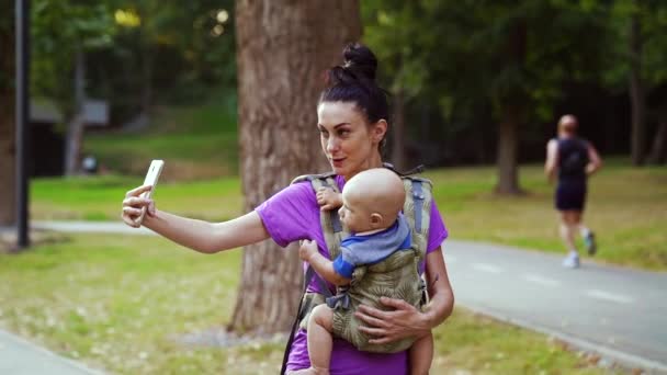 Mulher gravação de vídeo para blog da família — Vídeo de Stock