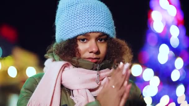 Svart flicka gnugga händer på helgmarknaden på natten — Stockvideo