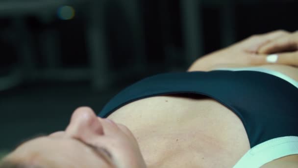 Vrouw bodybuilder heffen lange halter in de sportschool — Stockvideo