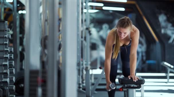 Mujer en forma haciendo ejercicio con pesas en el gimnasio — Vídeo de stock