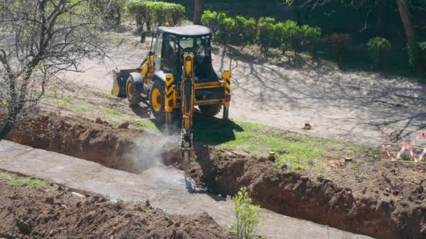 Escavatore scavare fossa nel terreno — Video Stock