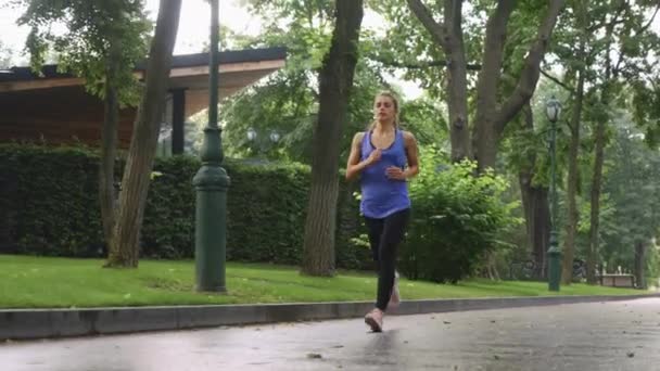 スローモーション女性は公園でジョギング — ストック動画