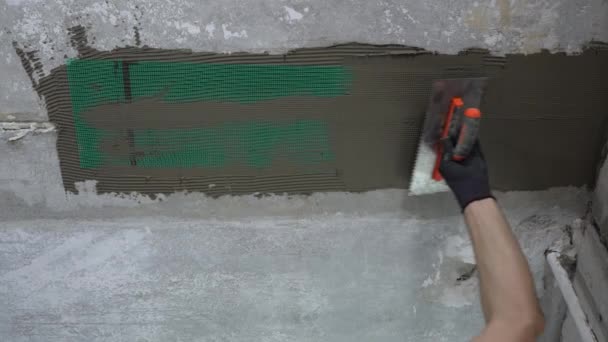 Mão aplicando gesso no reforço de malha no teto — Vídeo de Stock