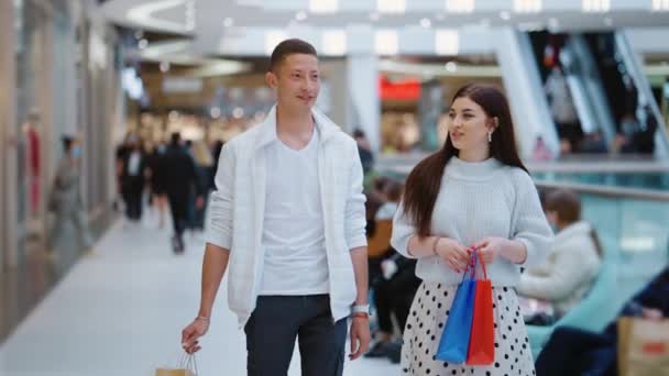 Alışveriş merkezinde flört eden genç çift. — Stok video