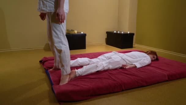 Thai massage auf füße von frau — Stockvideo