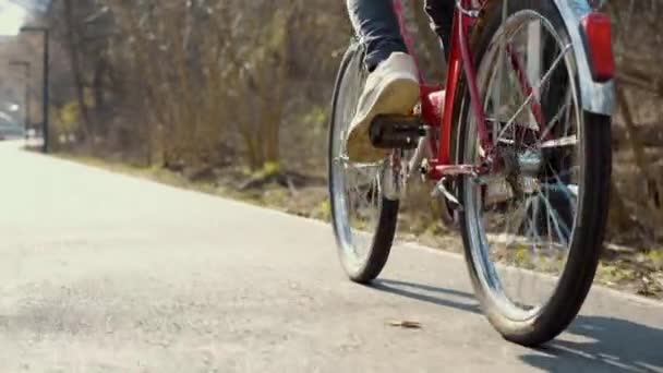 Piedi di ragazza in sella alla bicicletta nel parco — Video Stock