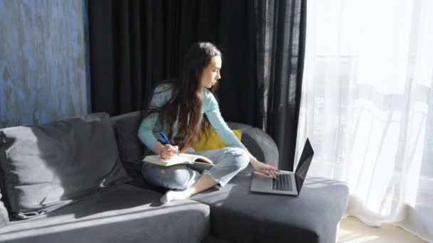 Žena sleduje online kurz na notebooku — Stock video