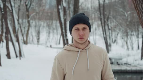 Man går i vinterparken efter jogging — Stockvideo