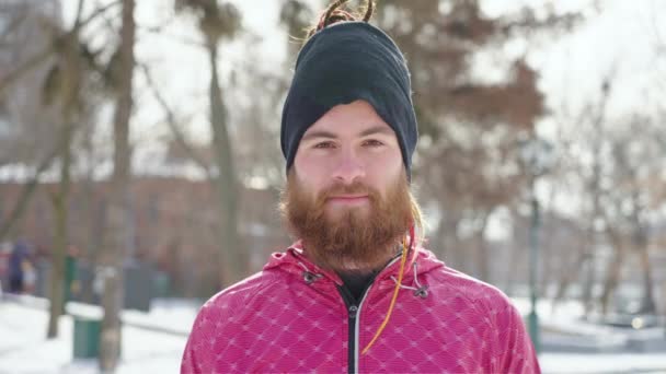 Portret rudego brodatego mężczyzny w parku zimowym — Wideo stockowe