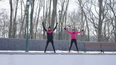 Kış parkında ağır çekimde zıplayan insanlar