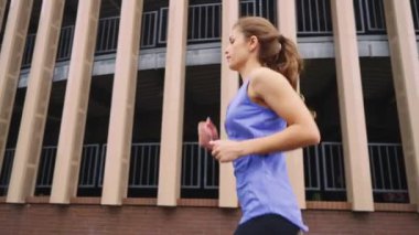 Ağır çekimde binaya doğru koşan kadın