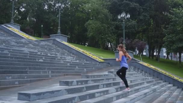 Corredor femenino ejercitándose en la escalera en cámara lenta — Vídeo de stock