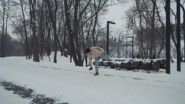 Man tränar i snötäckt park — Stockvideo