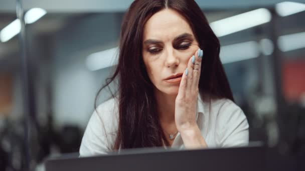 Mujer de negocios estresada en la oficina — Vídeos de Stock