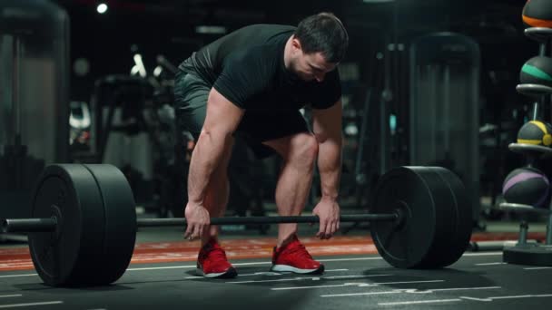 Homem musculoso trabalhando com barbell no ginásio — Vídeo de Stock