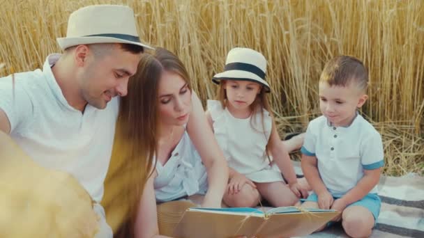 Mutter liest Kindern bei Picknick Buch vor — Stockvideo