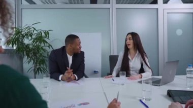 İş ekibi toplantıda projeyi tartışıyor