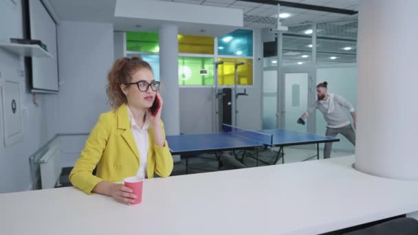 Femme parlant au téléphone dans la zone salon — Video