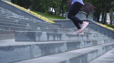 Yukarıda koşan kadının yavaş hareket eden bacakları.