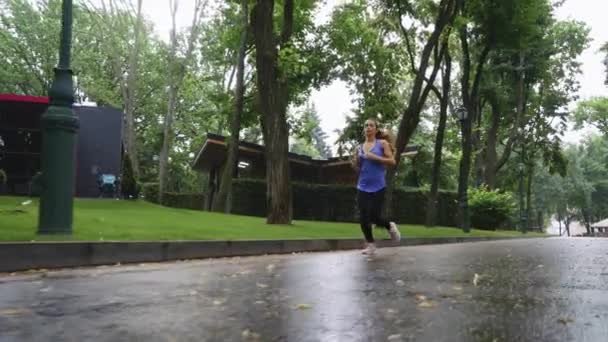 Frau joggt nach Regen in Zeitlupe — Stockvideo