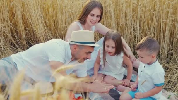 Vater und Kinder erkunden Natur bei Picknick — Stockvideo