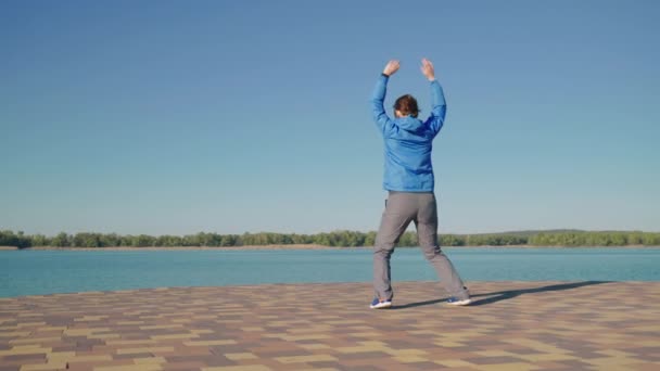 Vrouw springen op pier in slow motion — Stockvideo
