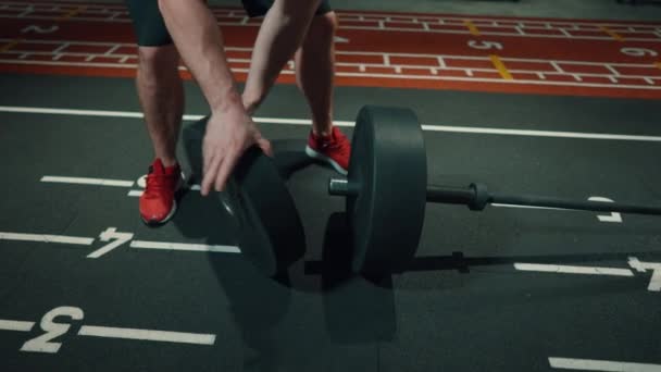 Man demontera skivstång efter träning i gym — Stockvideo