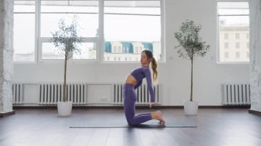 Deve pozisyonunda duran Yogi kadın.