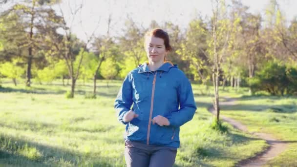 Ralenti femme course marche dans la nature — Video