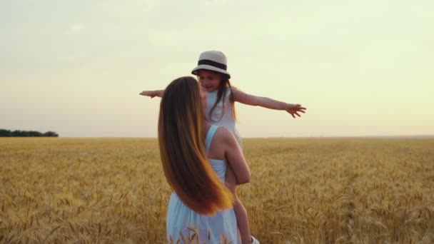 Maman au ralenti avec sa fille filant dans le champ — Video