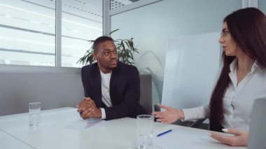 Yönetim kurulu iş toplantısında stratejiyi tartışıyor