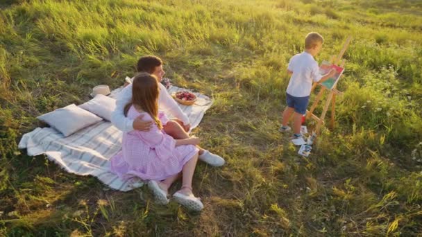Summer picnic of creative family — 图库视频影像