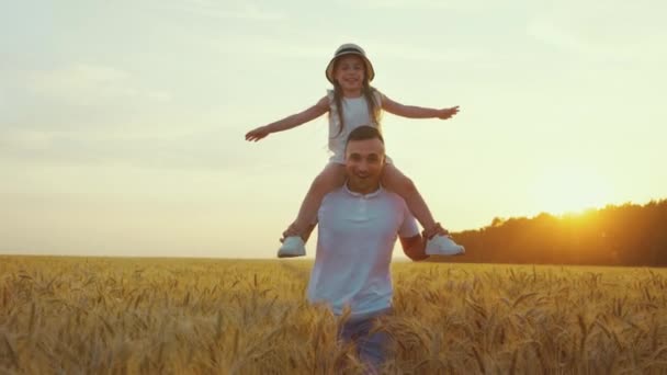Mała dziewczynka siedzi na ramionach ojca i dobrze się bawi — Wideo stockowe