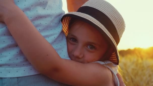 Dziewczynka przytula ojca i patrzy w kamerę — Wideo stockowe