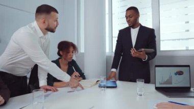 İş analistleri toplantıda şirket ilerlemesini tartışıyor