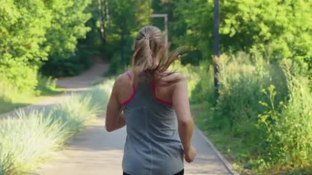 Corrida feminina em câmera lenta no parque de verão — Vídeo de Stock