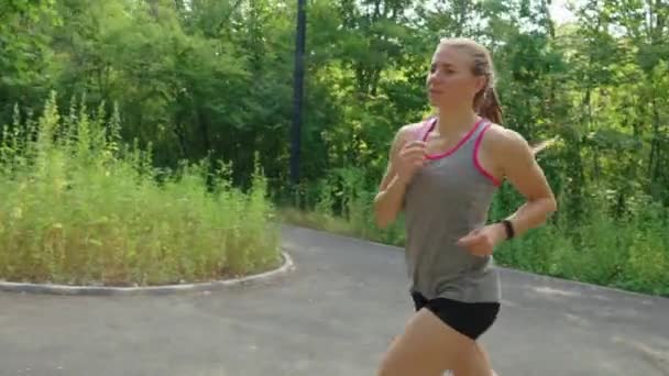 Lento movimento jovem jogging mulher no parque de verão — Vídeo de Stock